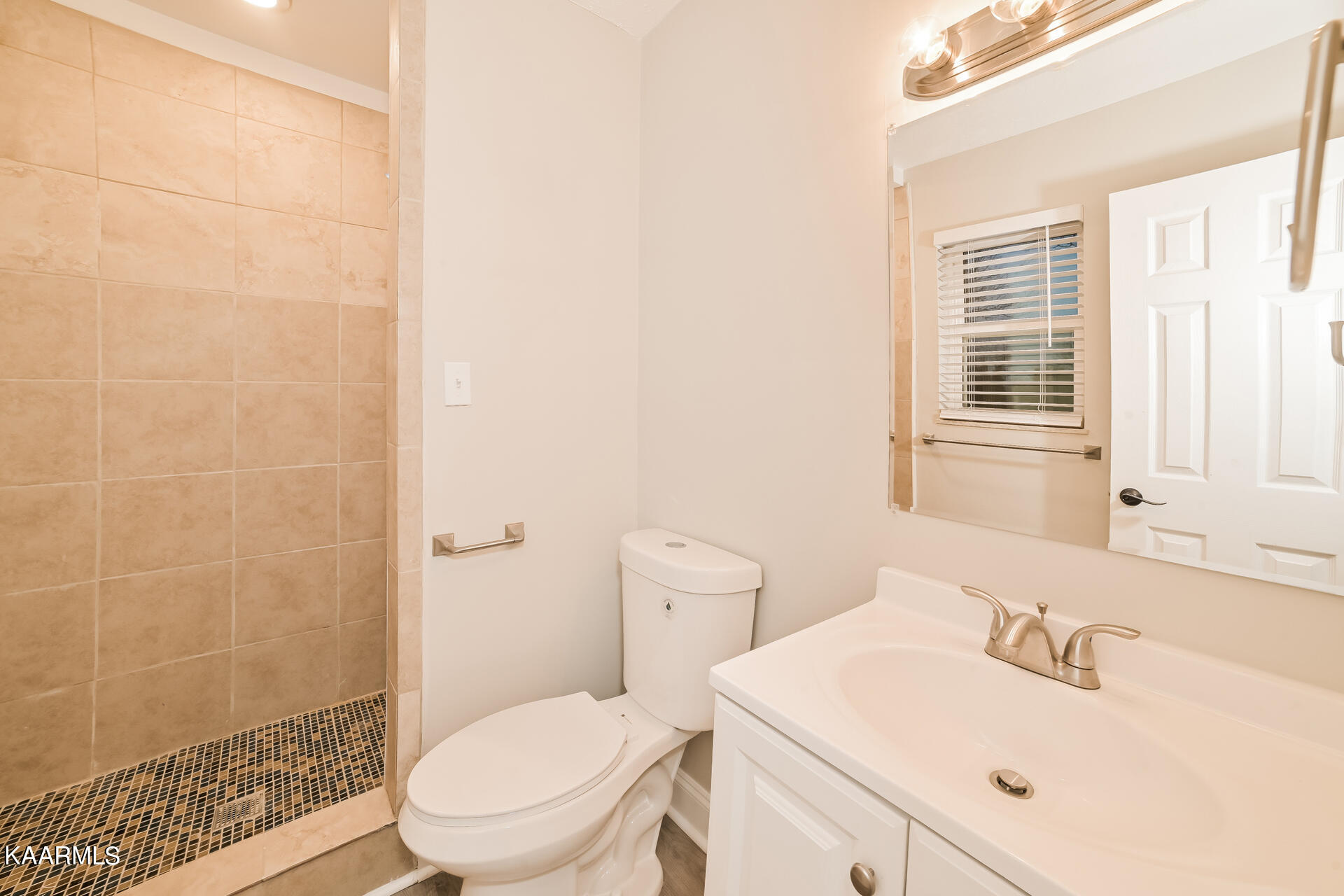 1124 Roswell Road Knoxville, TN 37923 - Photo 23 of 31 023-photo-primary-bathroom-12341652
