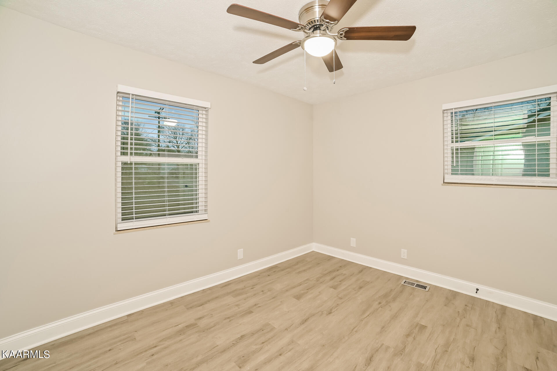 1124 Roswell Road Knoxville, TN 37923 - Photo 25 of 31 025-photo-bedroom-12341648