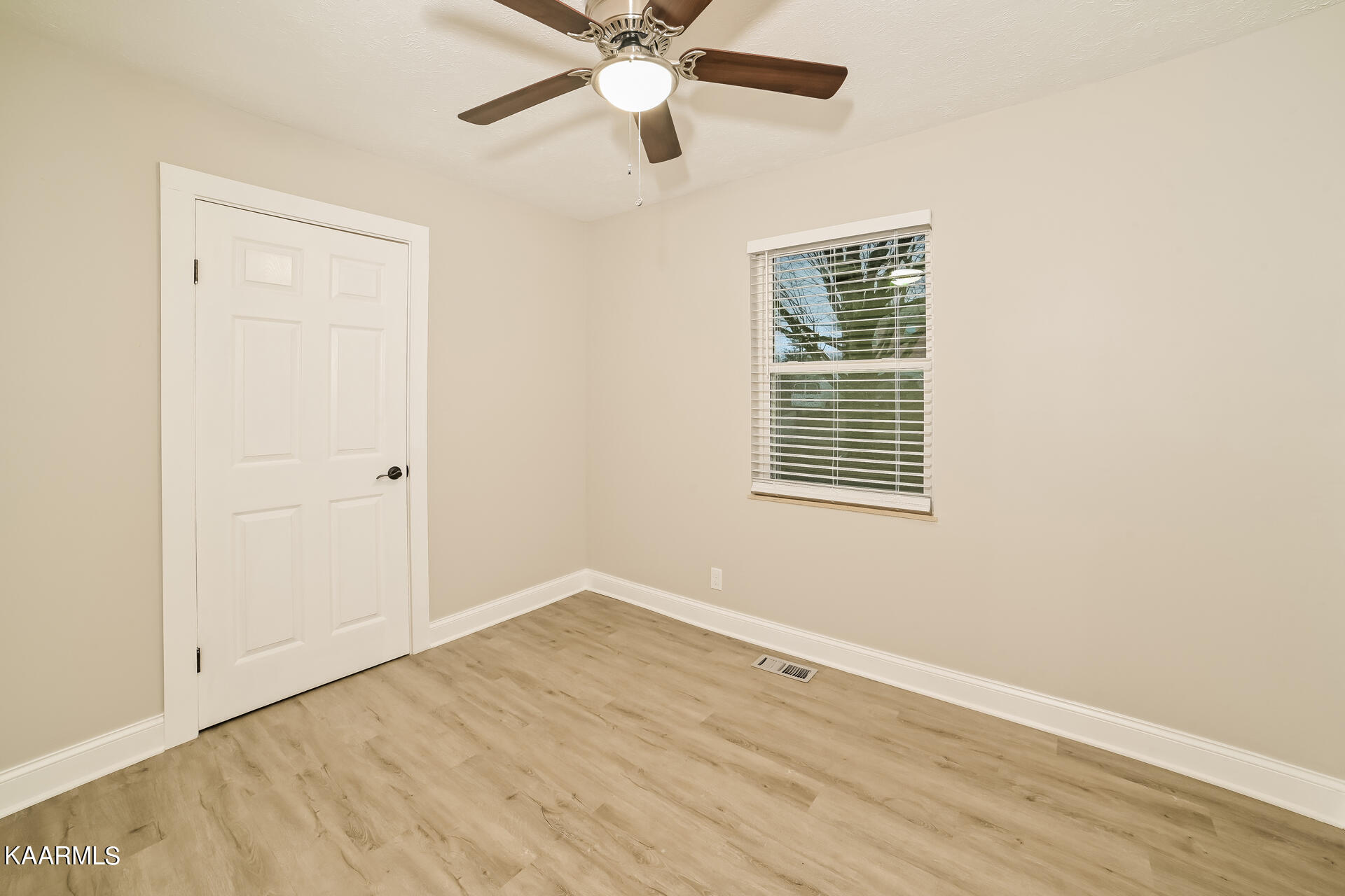 1124 Roswell Road Knoxville, TN 37923 - Photo 28 of 31 028-photo-bedroom-12341660