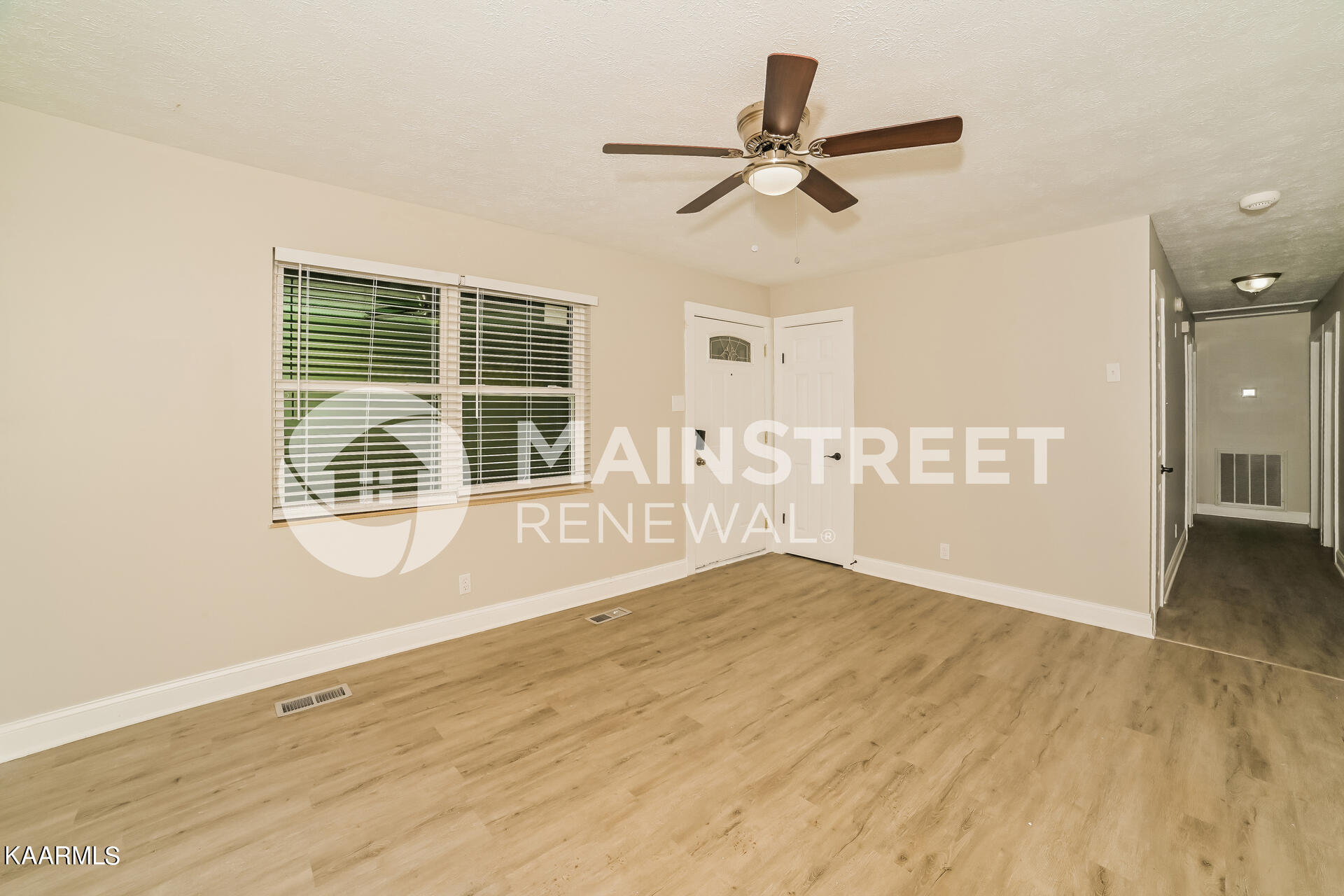 1124 Roswell Road Knoxville, TN 37923 - Photo 3 of 31 003-photo-living-room-12341633
