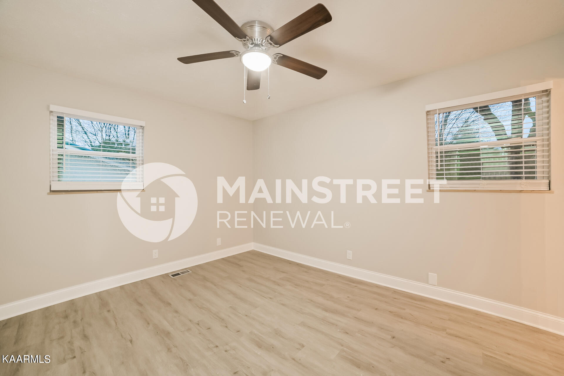 1124 Roswell Road Knoxville, TN 37923 - Photo 8 of 31 008-photo-primary-bedroom-12341642