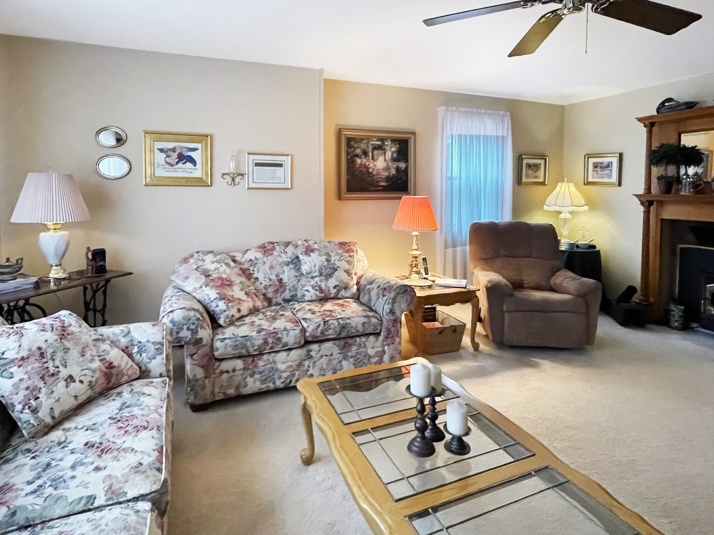830 Chartres Street LaSalle, IL 61301 - Photo 4 of 30 a living room with furniture and a couch
