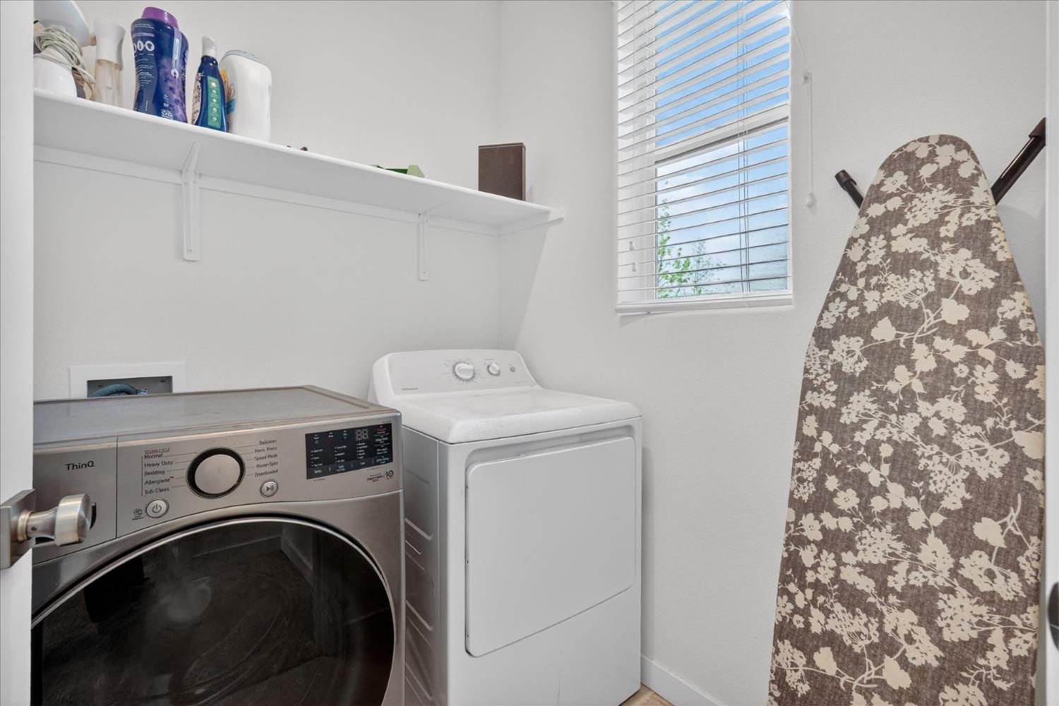 824 Katelyn Avenue Madera, CA 93636 - Photo 23 of 31 a utility room with dryer and washer