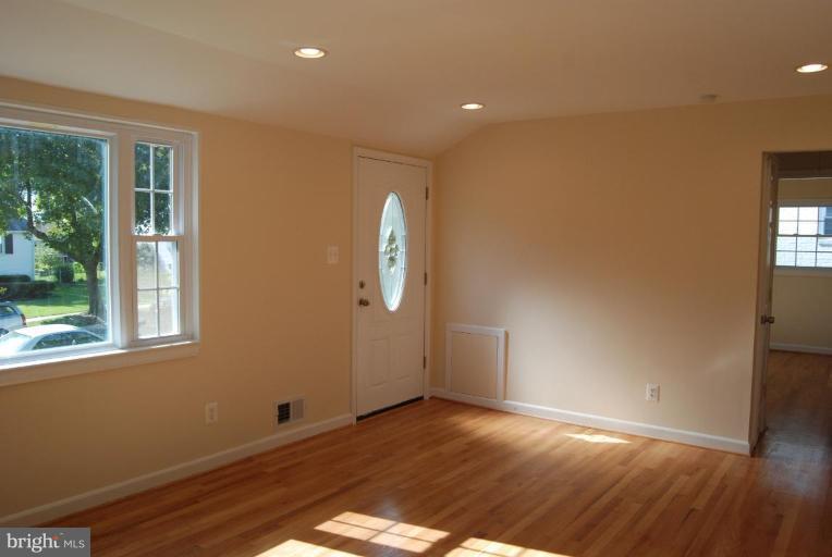 12813 Holdridge Road Silver Spring, MD 20906 - Photo 7 of 20 Living Room
