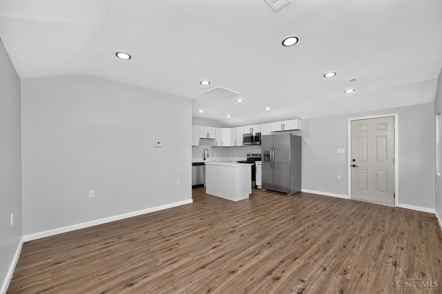 8812 Pine Road Cincinnati, OH 45242 - Photo 6 of 61