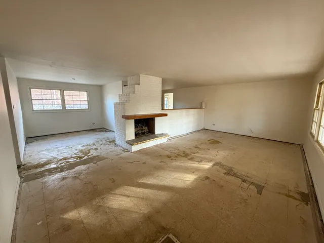 $298,000 | 25 Westover Lane, Schaumburg, IL 60193