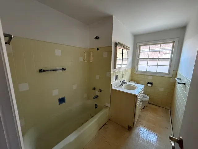 $298,000 | 25 Westover Lane, Schaumburg, IL 60193