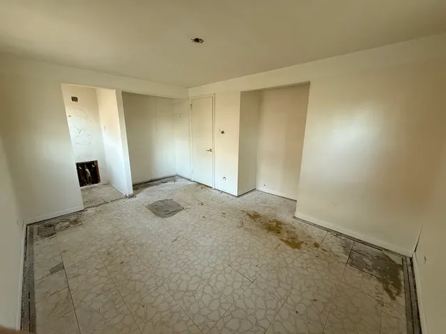 $298,000 | 25 Westover Lane, Schaumburg, IL 60193