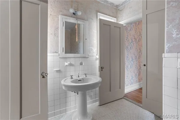 $869,000 | 7061 Maryland Avenue, University City, MO 63130