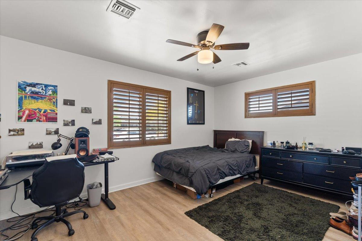 535 West 19th Street Tempe, AZ 85282 - Photo 9 of 20 a bedroom with a bed and a window