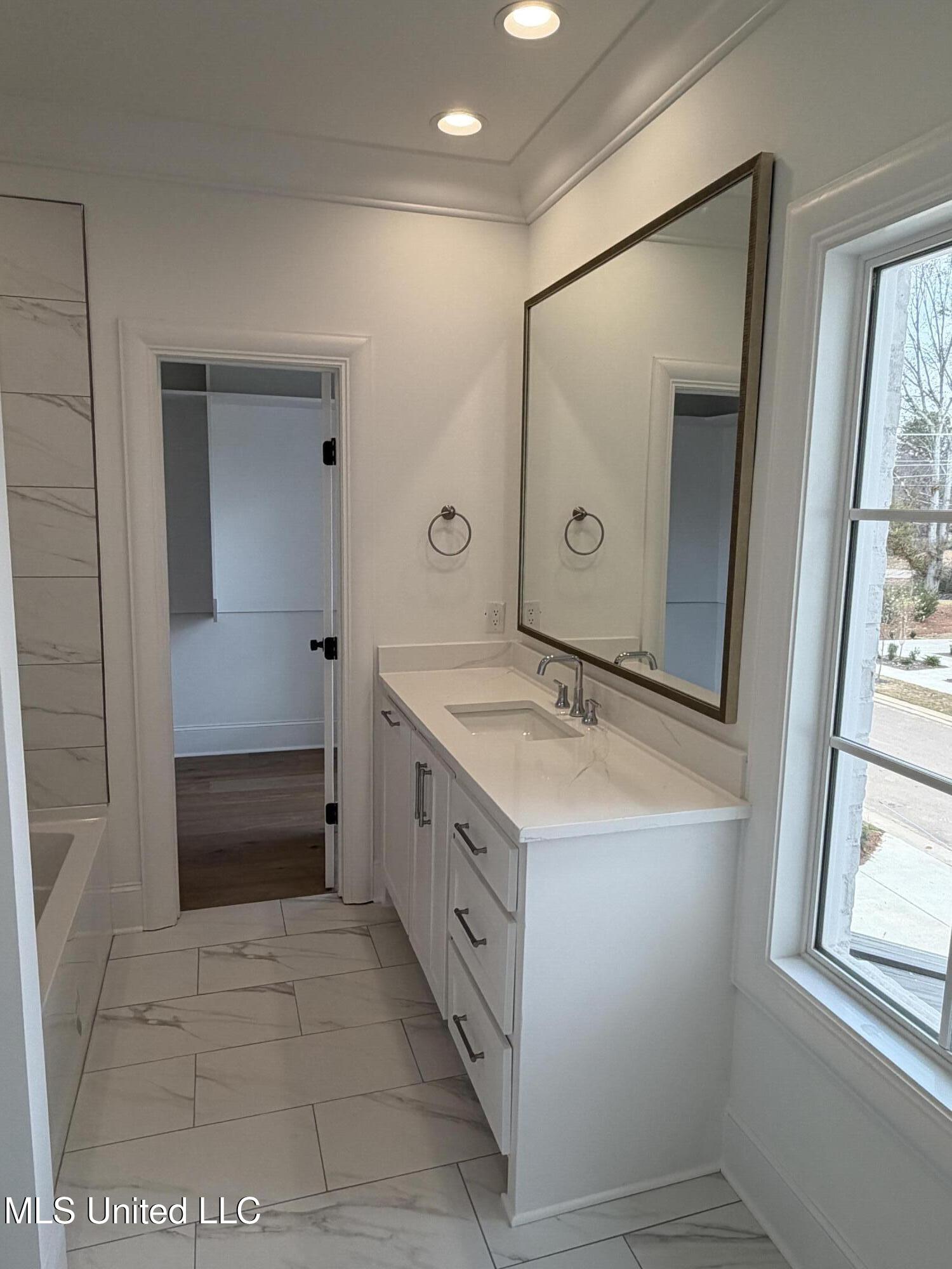 105 Commonwealth Drive Madison, MS 39110 - Photo 9 of 12 Upstairs bathroom