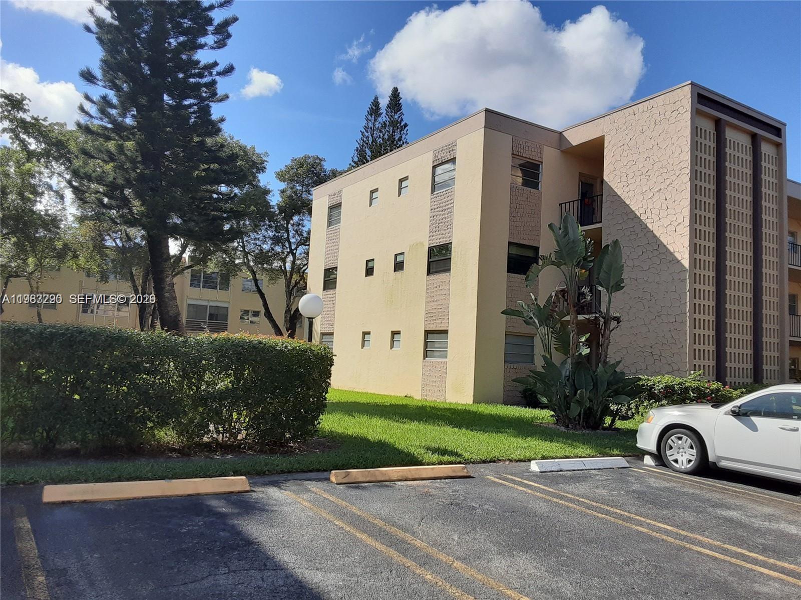 100 Ashbury Road, Unit 102 Hollywood, FL 33024 - Photo 2 of 20