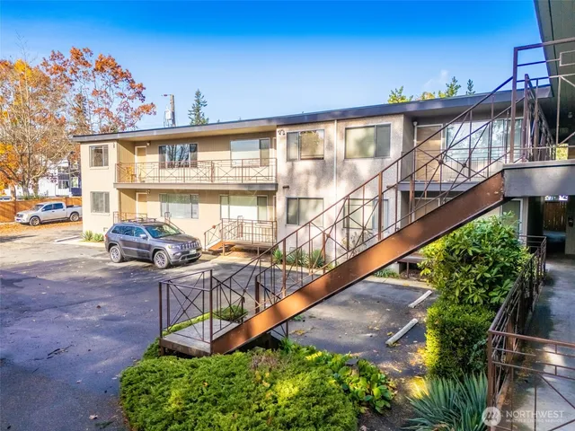a view of a house with backyard and sitting area