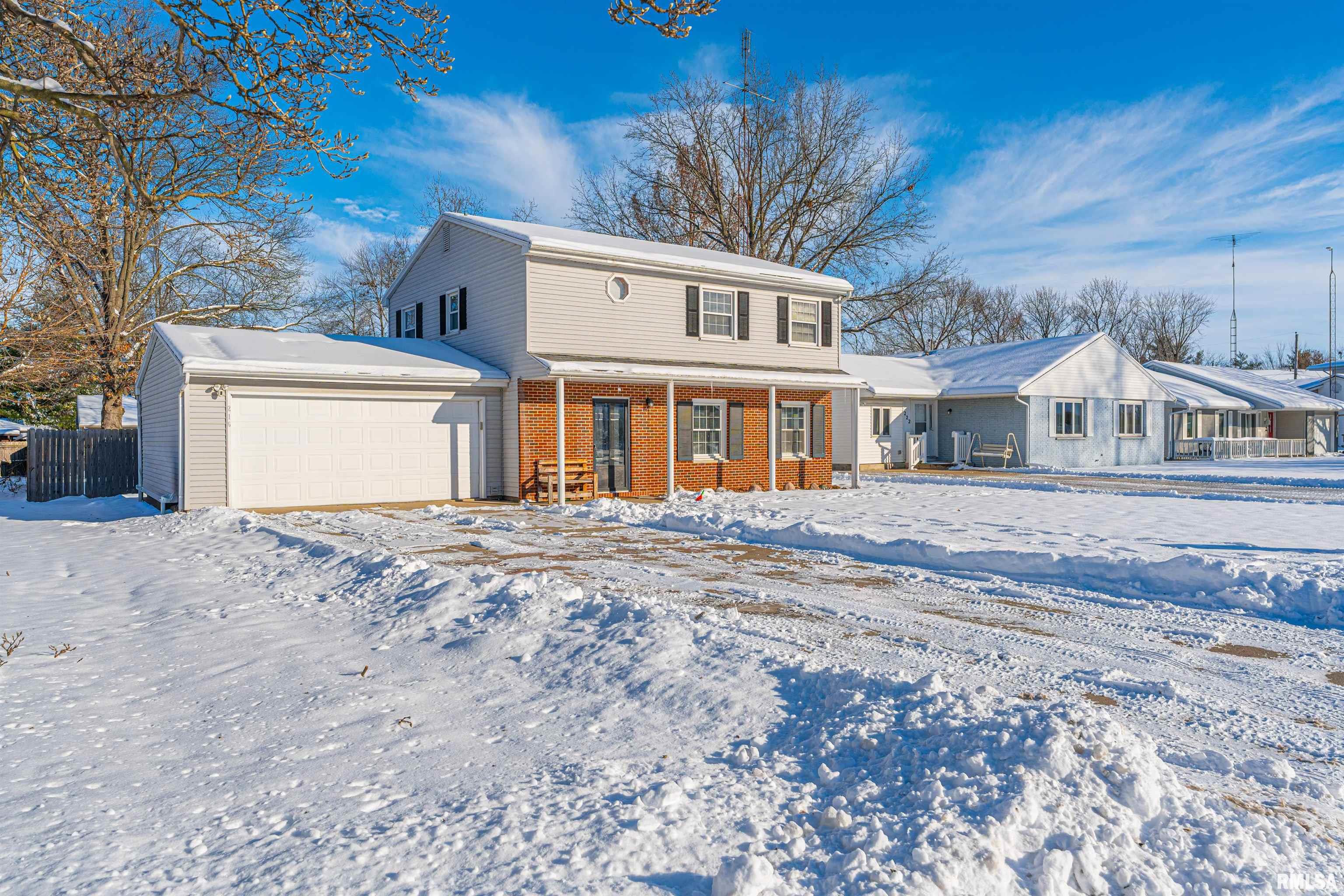 216 Rochelle Avenue Lincoln, IL 62656 - Photo 2 of 27