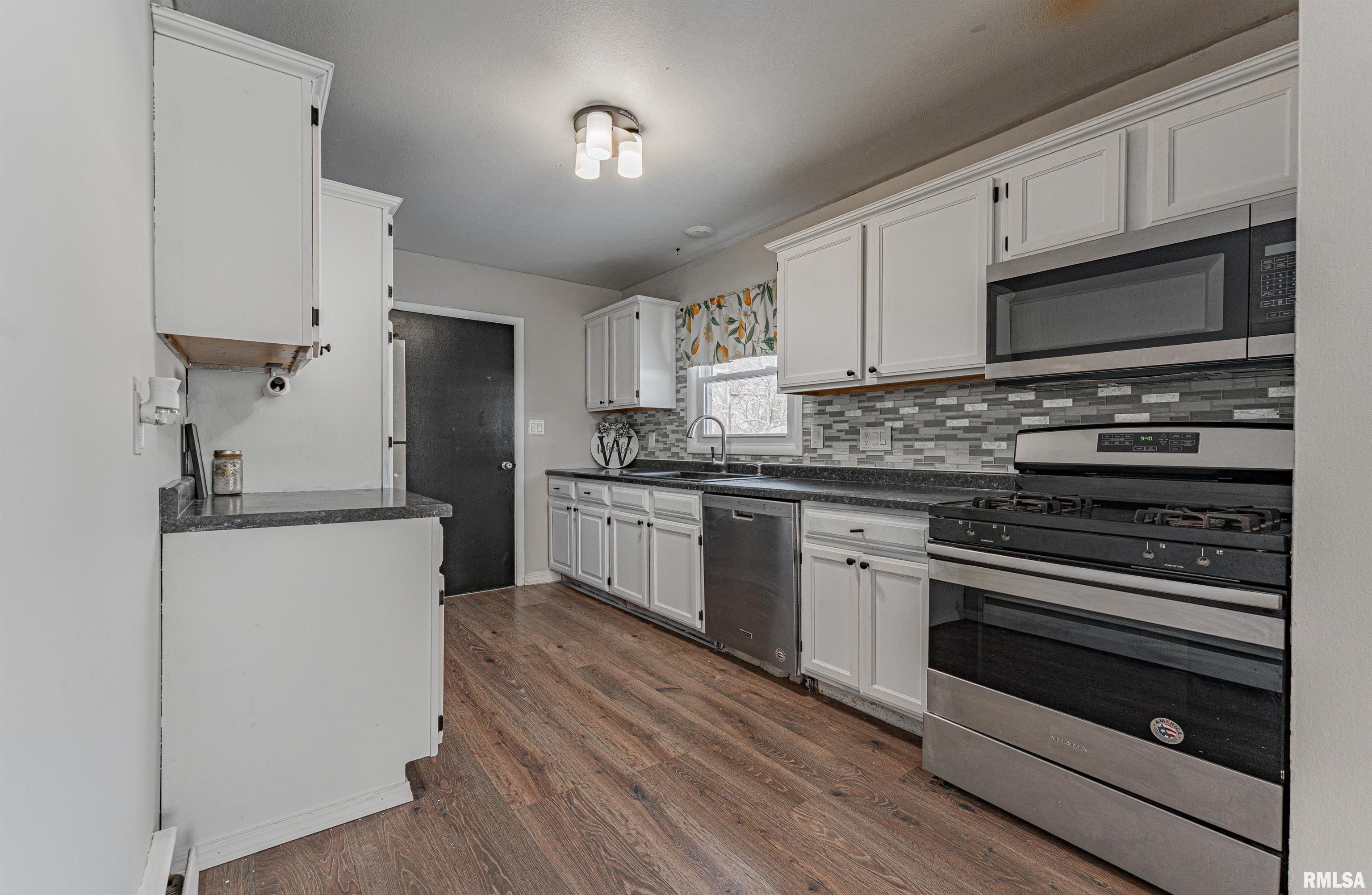 216 Rochelle Avenue Lincoln, IL 62656 - Photo 8 of 27