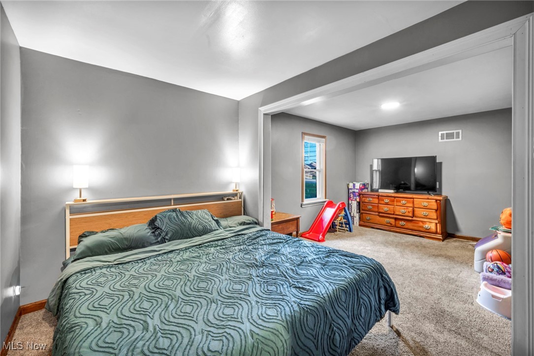 6984 Warren - Sharon Road Brookfield, OH 44403 - Photo 33 of 46 Carpeted bedroom featuring baseboards