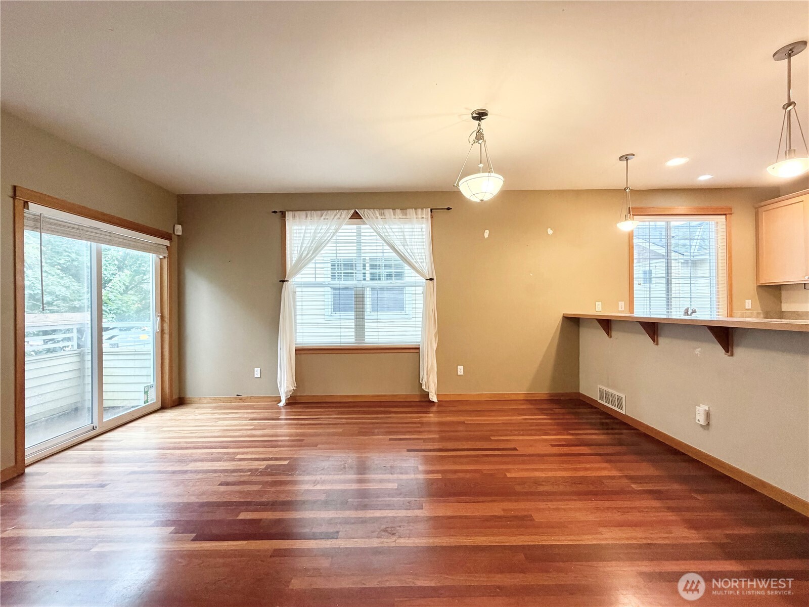 9216 Stone Avenue North, Unit B Seattle, WA 98103 - Photo 10 of 28