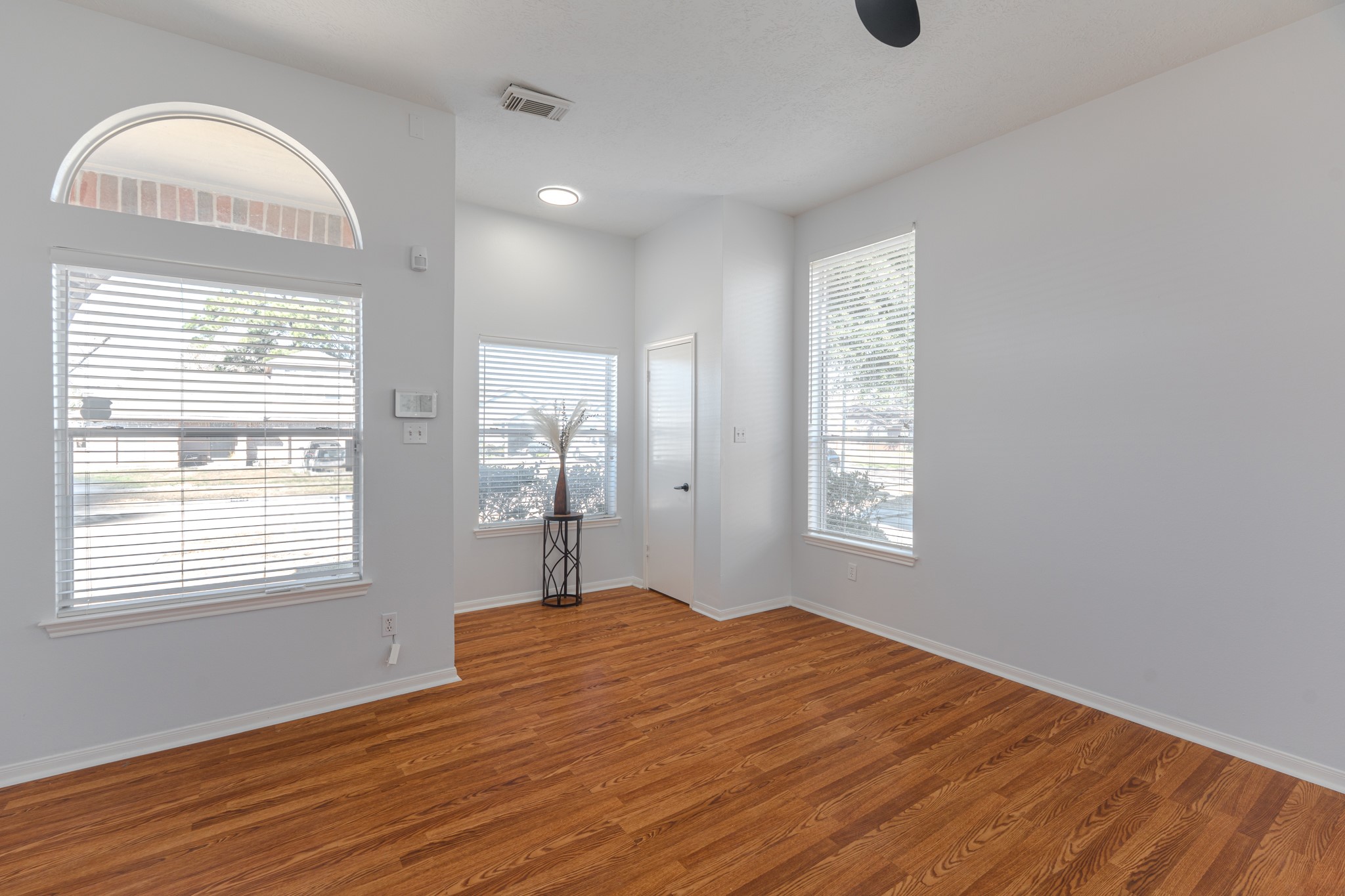 10347 Mist Lane Houston, TX 77070 - Photo 7 of 32 a bedroom with a bed and a window