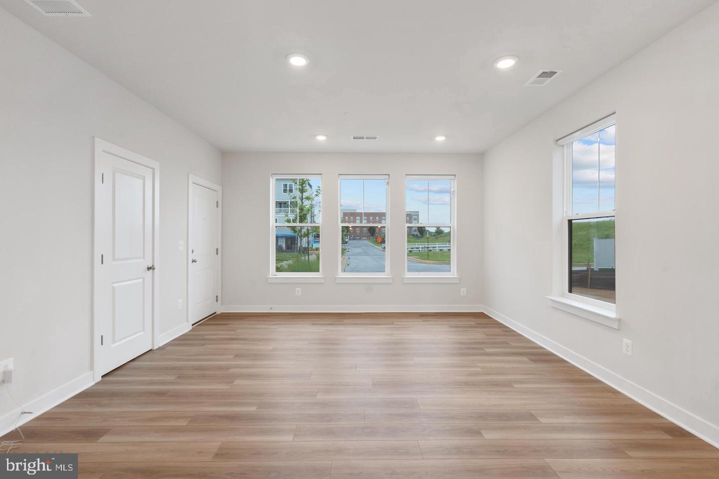 45176 Drowes Terrace Sterling, VA 20166 - Photo 4 of 32