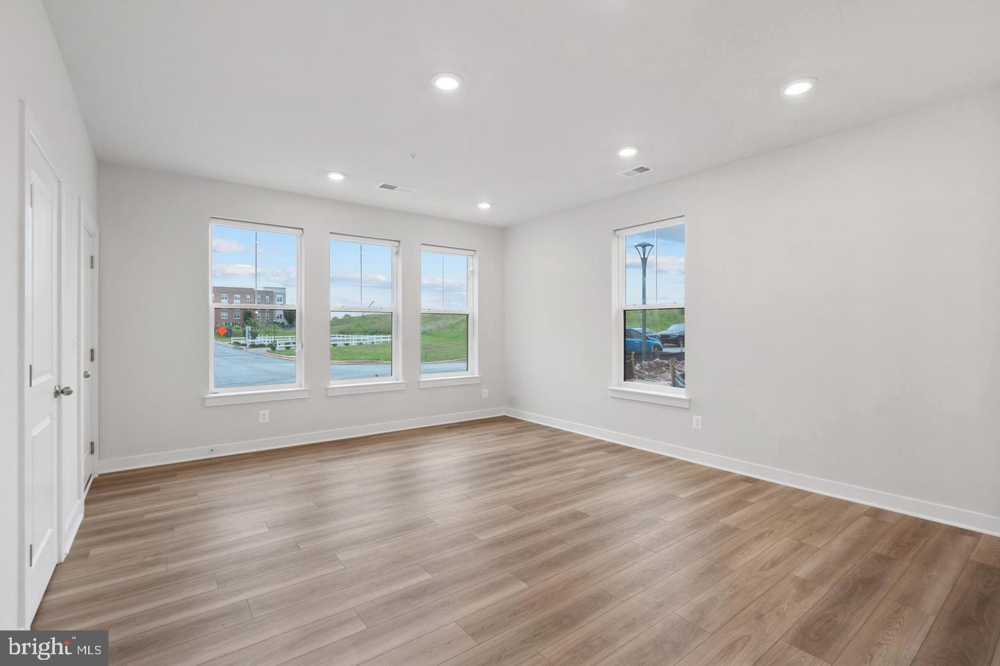 45176 Drowes Terrace Sterling, VA 20166 - Photo 6 of 32