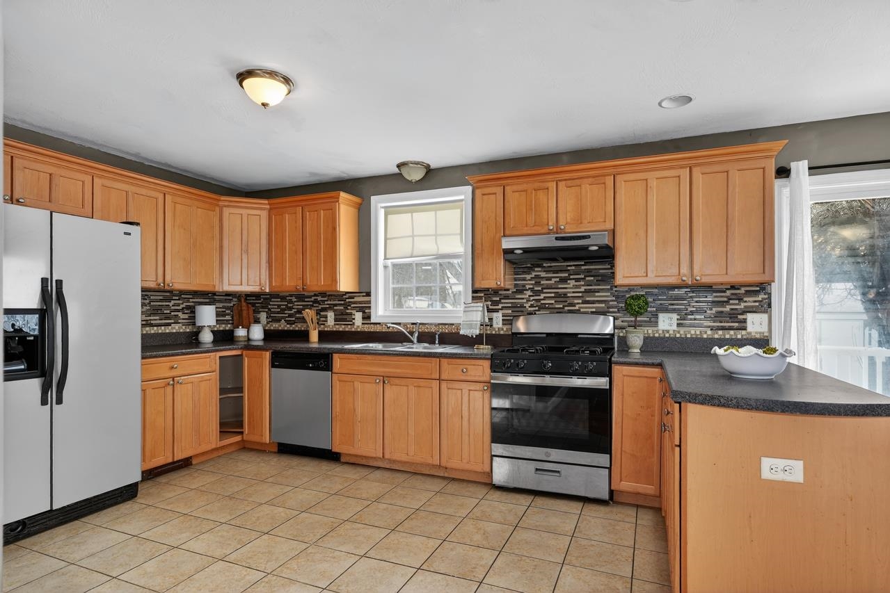 48 Greenleaf Street Manchester, NH 03103 - Photo 11 of 30