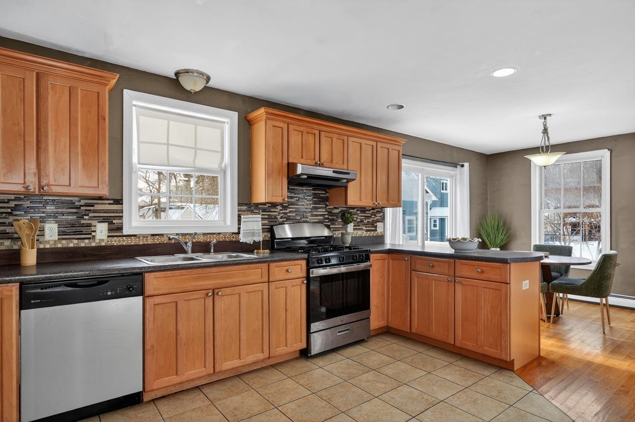 48 Greenleaf Street Manchester, NH 03103 - Photo 14 of 30