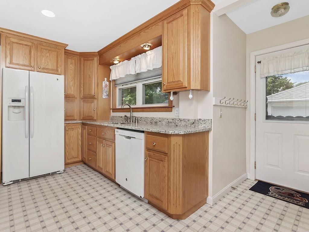 121 Thornton Road Waltham, MA 02453 - Photo 8 of 40 Gallery Image 8