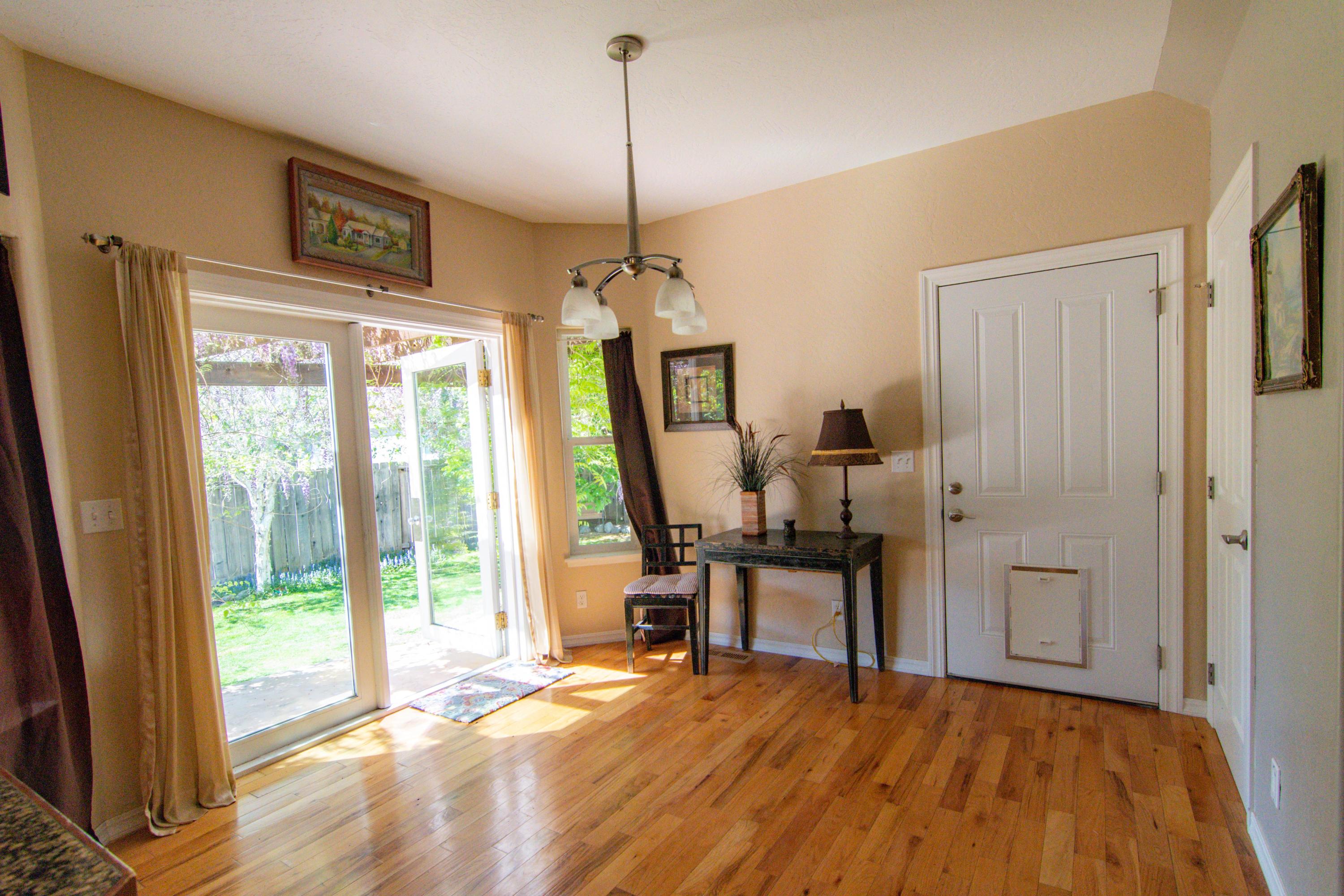 1668 Leonard Road Grants Pass, OR 97527 - Photo 9 of 34 Dining room