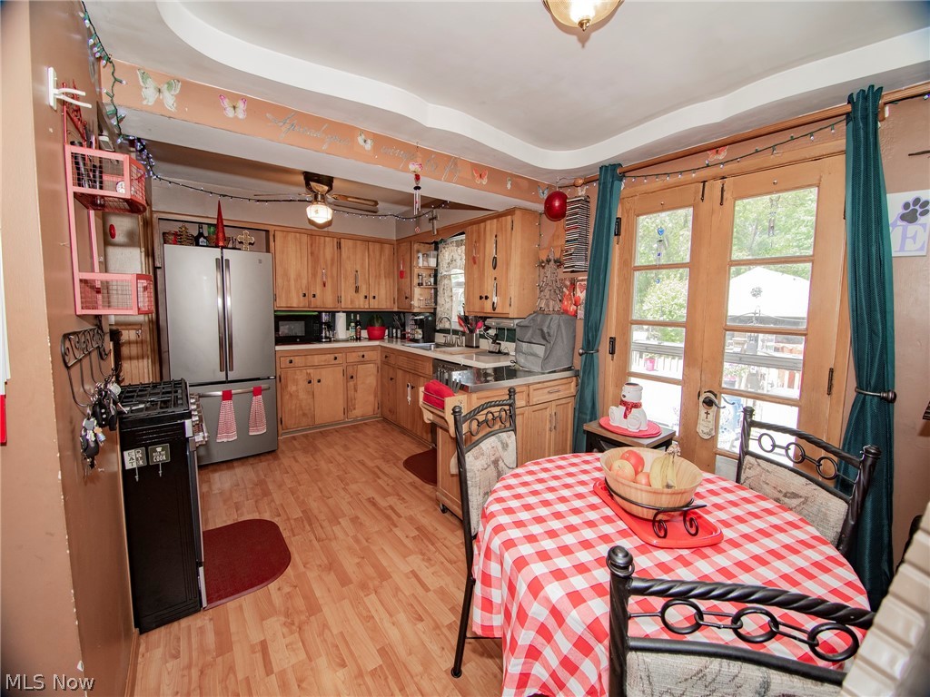 9438 Stonington Road Parma Heights, OH 44130 - Photo 8 of 27 Eat in kitchen