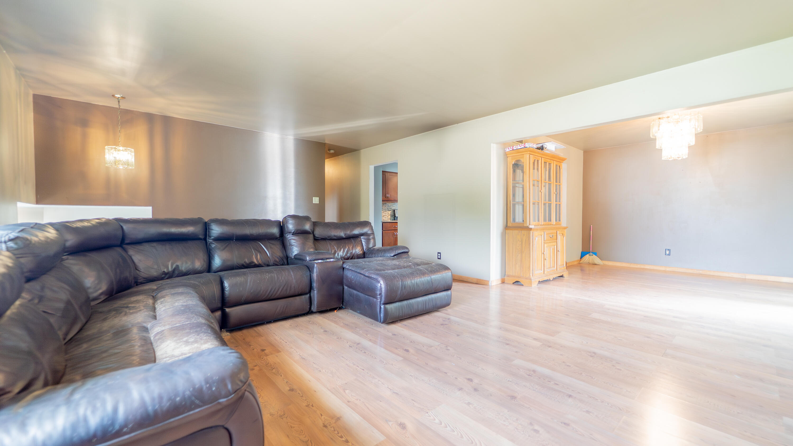 2008 Sir Richard Road Schererville, IN 46375 - Photo 4 of 24 a living room with a couch and a window
