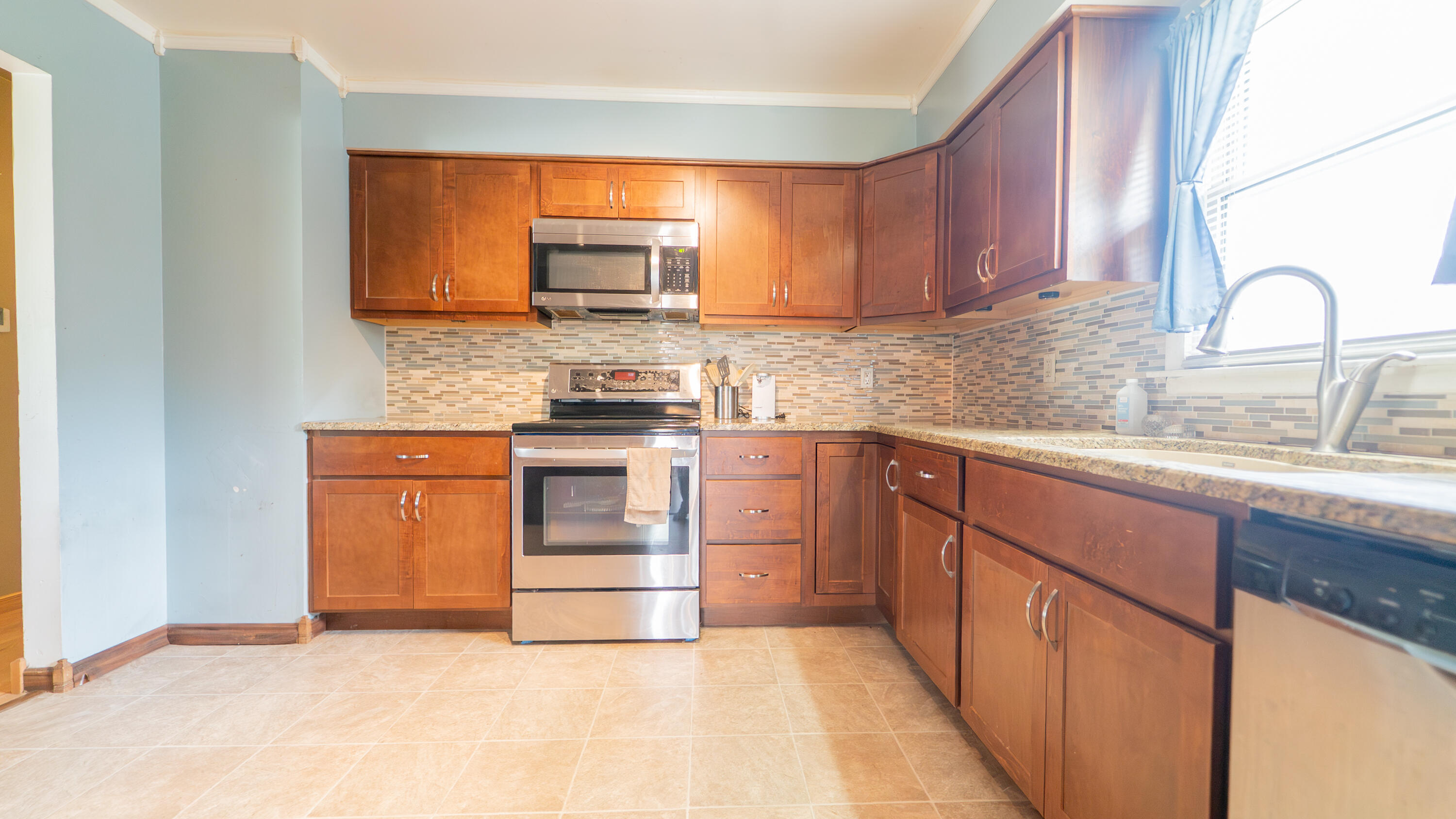 2008 Sir Richard Road Schererville, IN 46375 - Photo 7 of 24 a kitchen with stainless steel appliances granite countertop a stove a sink and a microwave