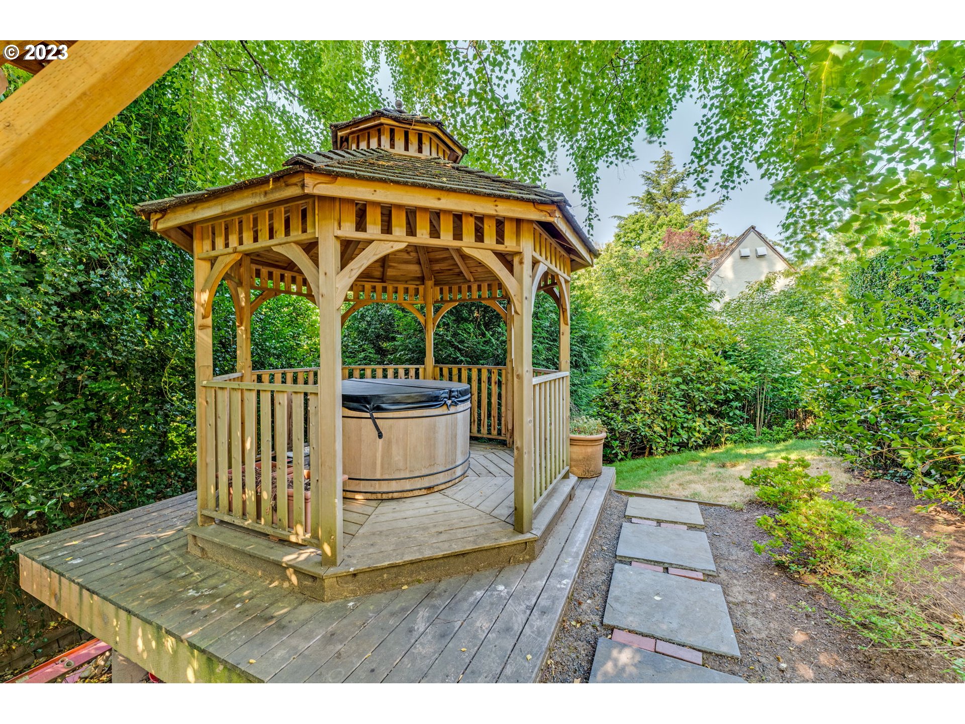 4129 Southwest Greenleaf Court Portland, OR 97221 - Photo 39 of 48 a view of a street with a sign board