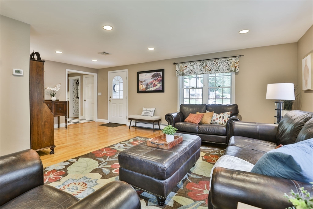 33 Reynolds Road Wakefield, MA 01880 - Photo 6 of 42