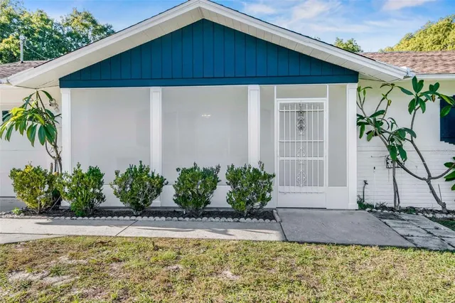 a view of a backyard