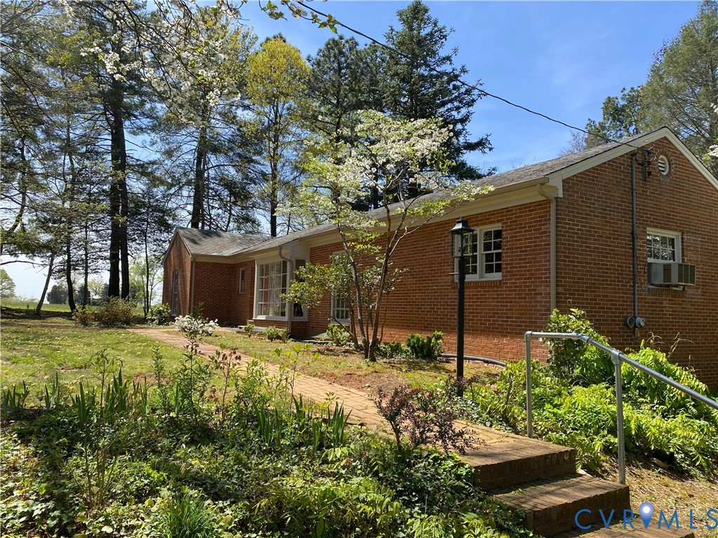 3271 Rosney Road Dillwyn, VA 23936 - Photo 4 of 45 a backyard of a house with lots of green space