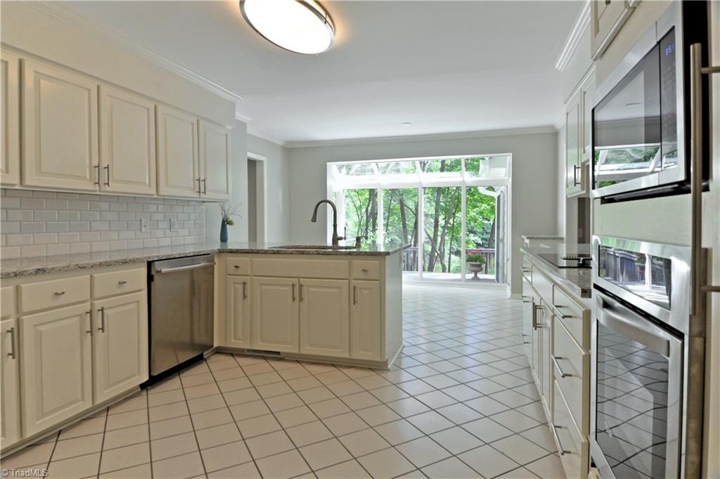 4931 Hackamore Road Greensboro, NC 27410 - Photo 10 of 29 Kitchen / Breakfast