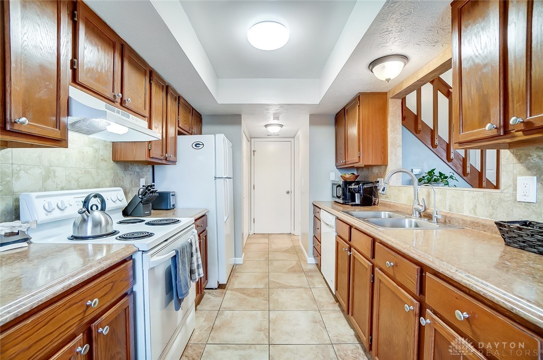 2634 Orchard Run Road Dayton, OH 45449 - Photo 9 of 25 Galley Style Kitchen