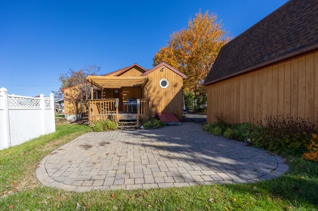 a view of a backyard