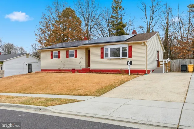a view of backyard of the house