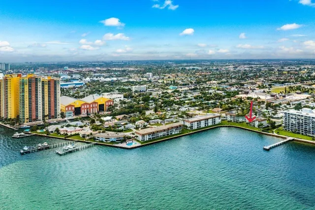 $1,900 | 2936 Lake Shore Drive, Unit 203, Riviera Beach, FL 33404