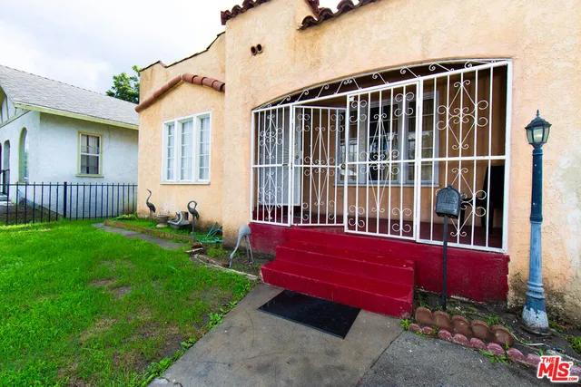 a view of a small yard in the back yard of the house