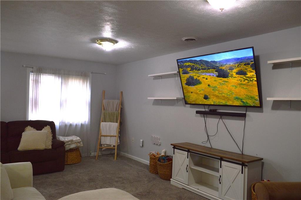 106 Meadowview Drive Renfrew, PA 16053 - Photo 3 of 17 a living room with furniture