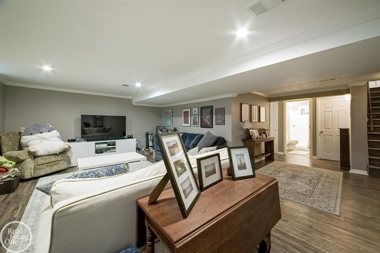 136 Moran Road Grosse Pointe, MI 48236 - Photo 36 of 51 50028565-35.JPG