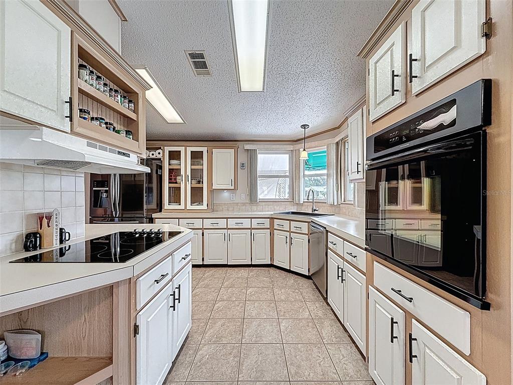 1001 Starkey Road, Unit 259 Largo, FL 33771 - Photo 10 of 30 Spacious Kitchen
