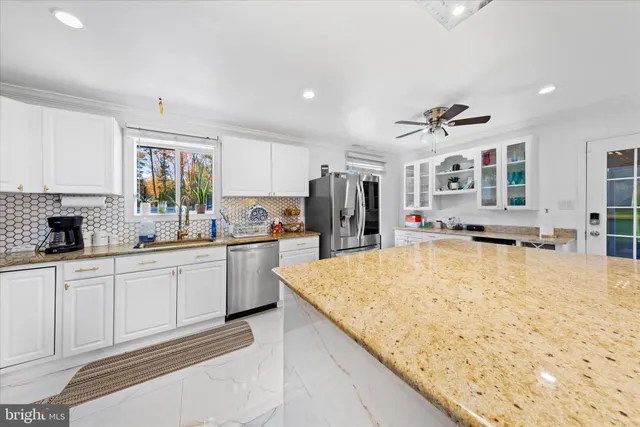 a view of livingroom with furniture and ceiling fan