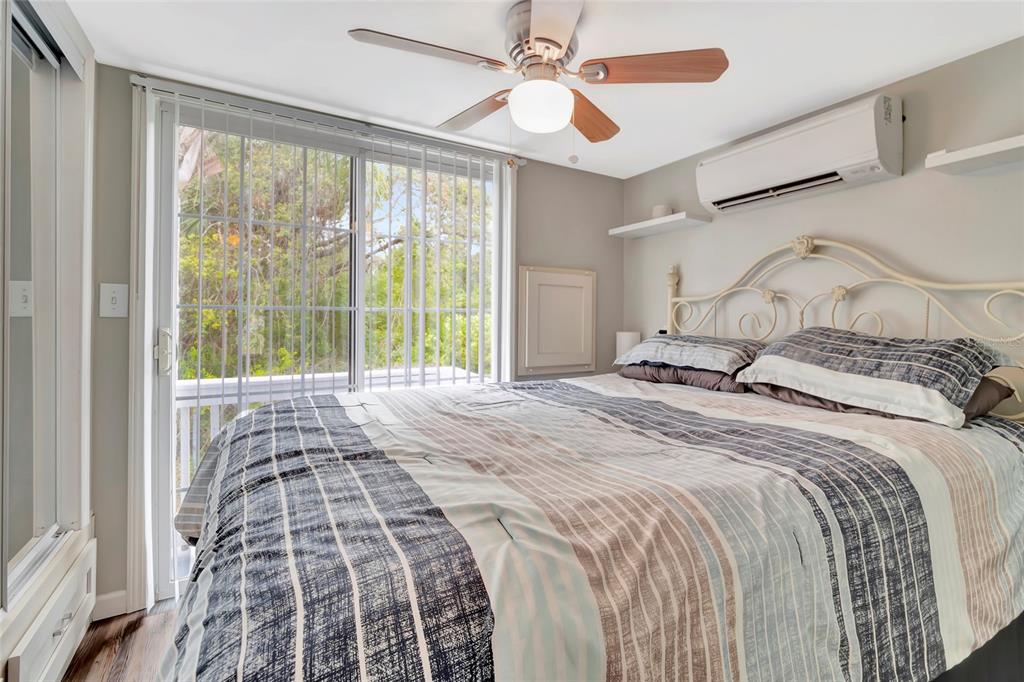 20285 Highway 27, Unit 38 Clermont, FL 34715 - Photo 12 of 33 a bedroom with a large bed and a window