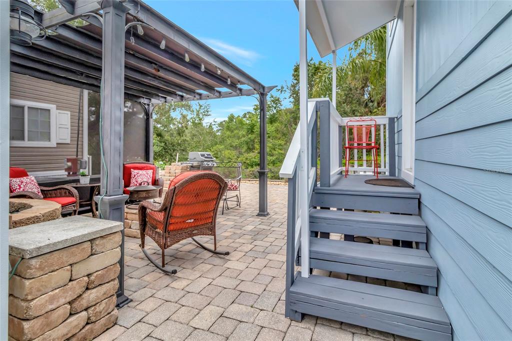 20285 Highway 27, Unit 38 Clermont, FL 34715 - Photo 19 of 33 a backyard of a house with seating space