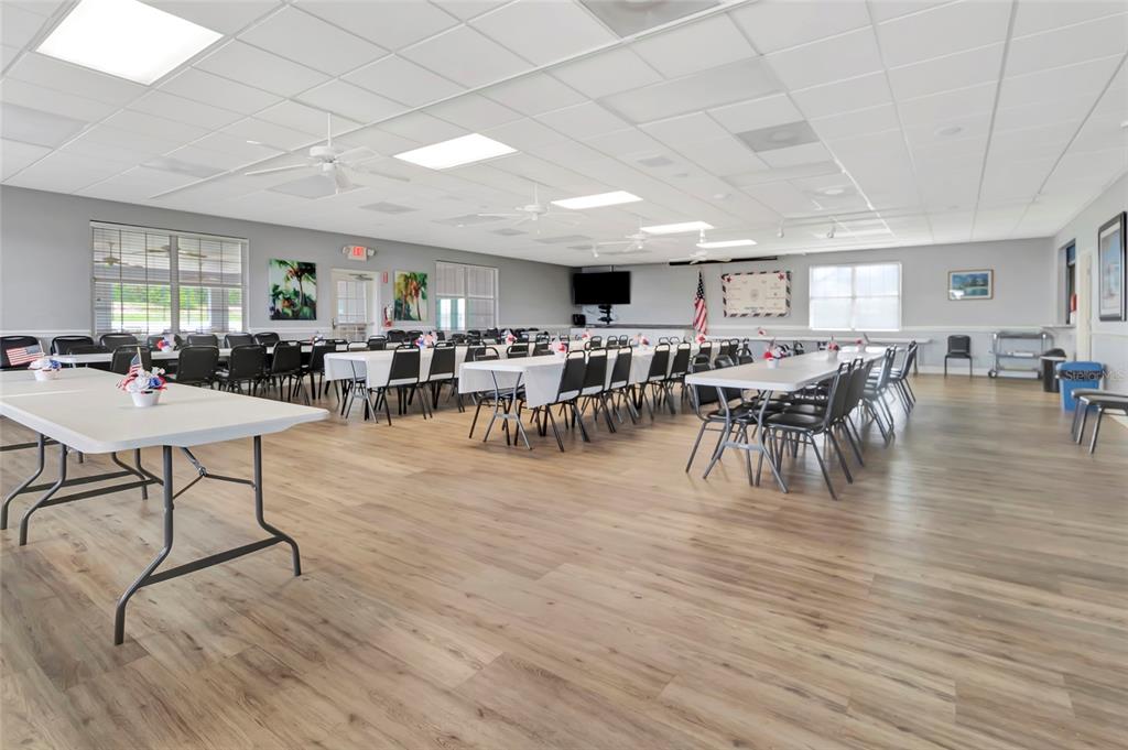 20285 Highway 27, Unit 38 Clermont, FL 34715 - Photo 27 of 33 a view of a dining hall with furniture