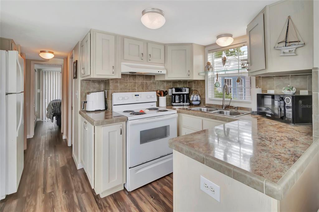20285 Highway 27, Unit 38 Clermont, FL 34715 - Photo 8 of 33 a kitchen with a stove a sink and a refrigerator