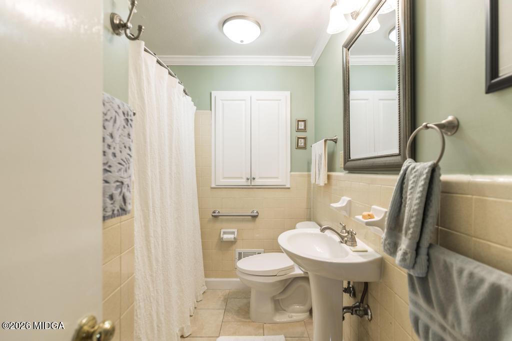 861 Windsor Road Macon, GA 31204 - Photo 21 of 31 full bathroom 2 (shower/tub)